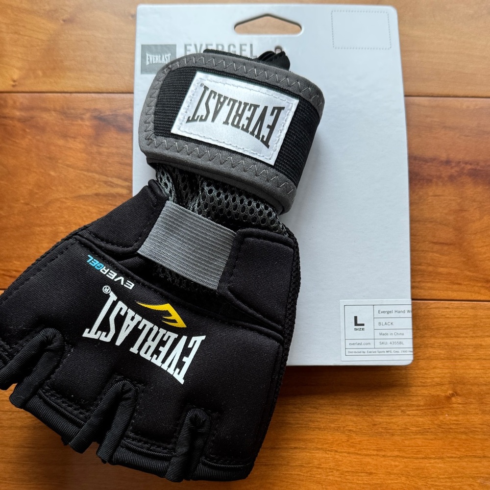 Everlast Black and White Boxing Gloves with Wraps - Picture 3 of 3